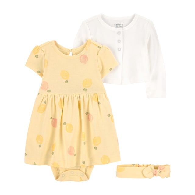 conjunto child of mine para bebé niña 3 piezas con estampado de limones amarillo talla 18 meses conjunto de ropa: vestido con cubrepañal y estampado de limones, suéter blanco con botones a presión y diadema a juego, vista frontal centrada sobre fondo neutro. A menudo usado como conjunto cómodo para salidas diurnas con el bebé.