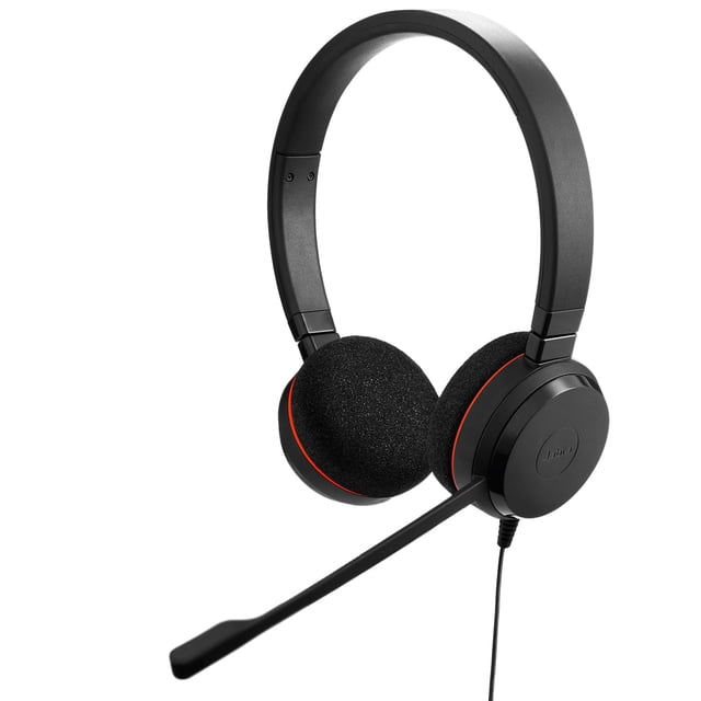 auriculares jabra evolve 20 con cable, doble oído, usb-c/a, negro 3/4 frontales con diadema fina y micrófono boom ajustable; almohadillas de espuma negras con borde rojo, copas redondas con logo Jabra y cable visible con controles integrados, pensados para llamadas y reuniones; también adecuados para monitoreo de audio en escritorio.
