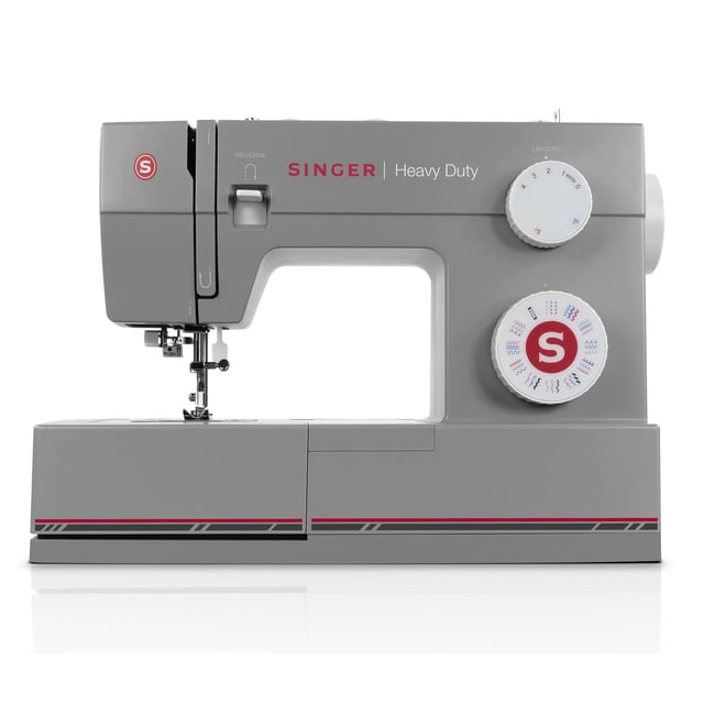 máquina de coser singer hd64s de 32 puntadas, velocidad extra alta, vista frontal centrada; cuerpo gris con perillas blancas para selección de puntada y largo, emblema rojo 'S' y rótulo 'SINGER Heavy Duty', placa de aguja y prensatelas visibles, base recta; a menudo se usa para proyectos de confección y arreglos cotidianos.