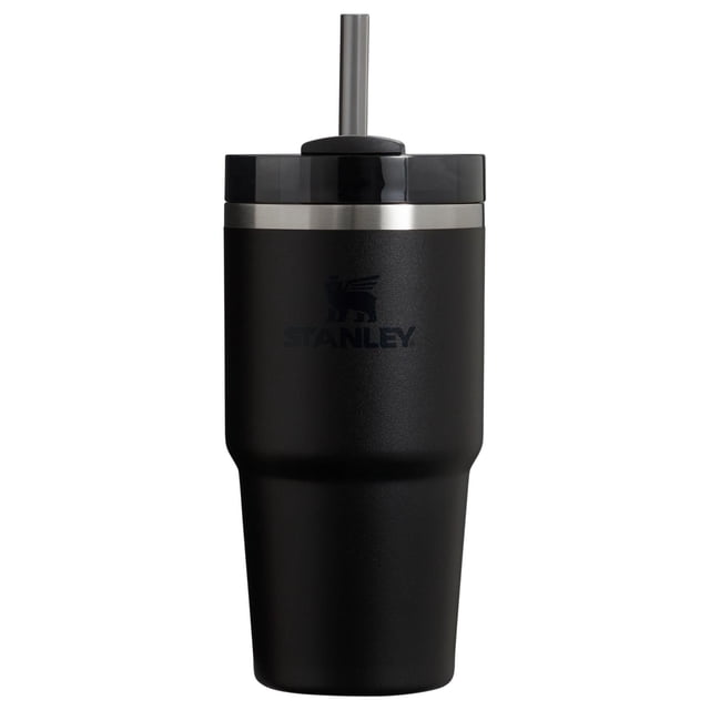 vaso stanley quencher h2.0 flowstate 590 ml de acero inoxidable negro, vista frontal centrada con acabado texturizado, banda de acero inoxidable bajo la tapa FlowState, pajita reutilizable vertical y asa integrada en la tapa; diseño de base estrecha compatible con portavasos de auto y a menudo usado para llevar batidos o bebidas frías en viajes cortos.
