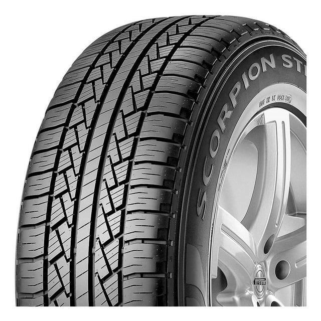 llanta 275/55 r20 pirelli scorpion str 111h scorpion str, vista 3/4 frontal de neumático Pirelli montado en rin; banda de rodamiento con canales longitudinales y bloques en forma de chevrón, flanco con texto SCORPION STR visible, fondo neutro blanco. Su tamaño la hace adecuada para SUVs y camionetas medianas.