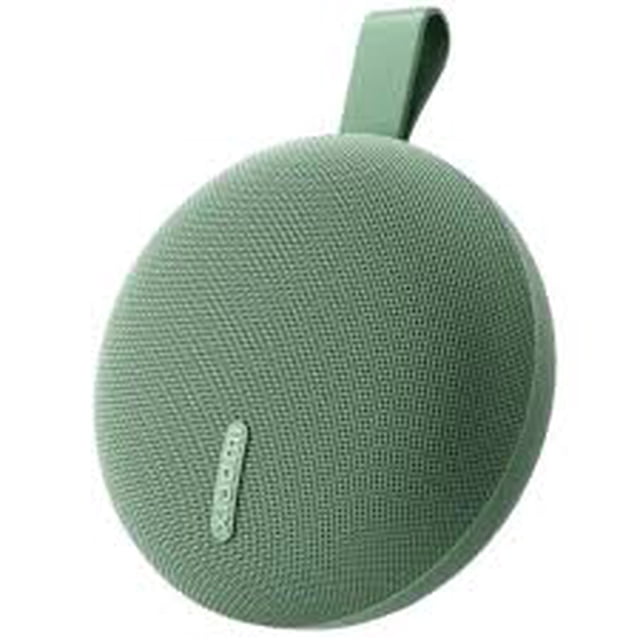 bocina bluetooth xiaomi essential - verde altavoz portátil circular con malla textil verde y asa superior, vista frontal centrada; compacto y ligero (200 g), puerto USB-C visible, diseño sellado con certificación IP66, Bluetooth 5.0 y modo TWS para emparejar hasta 10 unidades, 5W de potencia y hasta 10 horas de autonomía; también apta para usar como altavoz para PC mediante USB-C.