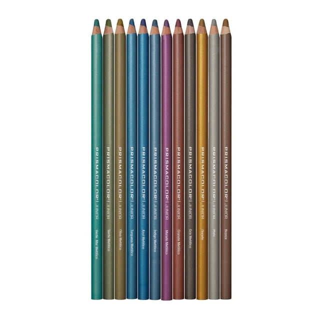 colores prismacolor junior colores metálicos 12 pzas juego de 12 lápices metálicos Prismacolor Junior, vista frontal centrada; cuerpos con acabado metálico en tonos verde, azul, morado, oro y bronce, puntas gruesas y afiladas para sombreado y mezcla, unipunta para aplicación precisa y nombre Prismacolor impreso en cada lápiz, sobre fondo blanco; también suelen usarse para detalles brillantes en cuadernos y proyectos de manualidades.
