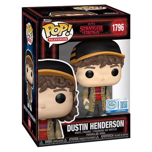 figura coleccionable funko pop tv stranger things 5 dustin 1 pieza Boxed Funko Pop Dustin Henderson (10 cm) vinyl figure from Stranger Things 5, multicolor: curly brown hair, black cap with yellow stripe, tan jacket over red-striped shirt, holding small accessory, visible name panel through clear window.