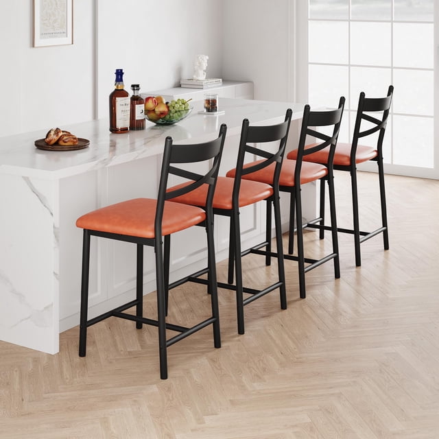 yeshouse taburede barra de altura conjunto de 2/4, silla de comedor de imitación de cuero con respaldo y cojín grueso para la isla de la cocina, barra de mostrador — cuatro taburetes en vista de 3/4 junto a isla blanca; estructura negra con respaldo curvado y reposapiés integrado, asientos acolchados tapizados en piel sintética color marrón retro y cojín grueso, también aptos como asientos para barra de entretenimiento.