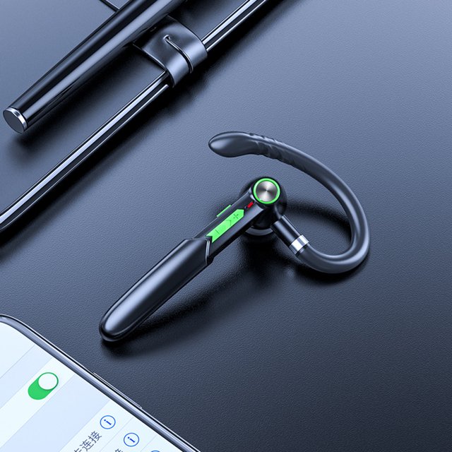 auriculares manos libres inalámbricos con bluetooth xihbxyly verde #3, primer plano frontal de audífono con gancho ergonómico y micrófono alargado, botón circular con aro verde y panel triangular verde en el brazo, acabado plástico negro brillante sobre superficie texturizada y smartphone desenfocado al fondo; a menudo usado para llamadas manos libres durante viajes cortos.
