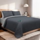 thumbnail image 1 of Dreamlab Edredón King Size Ligero y Juego de Sábanas con Fundas de Almohada Decorativas (7 pzas). Set de Colcha Ligera y Sábanas para Cualquier Temporada. Hipoalergénico. Trébol, Grafito / Gris Claro, 1 of 10