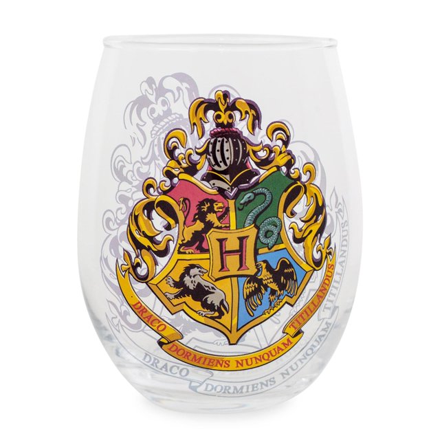 vaso sin tallo plateado buffalo harry potter hogwarts, 600 ml Vaso sin tallo transparente de 600 ml, vista frontal centrada con forma de lágrima; presenta el escudo oficial de Hogwarts en colores con la letra H y los cuatro emblemas de casa sobre un fondo cuadriculado tenue. Producto Silver Buffalo, apto para lavavajillas; a menudo usado como copa para bebidas frías o como pieza de colección.