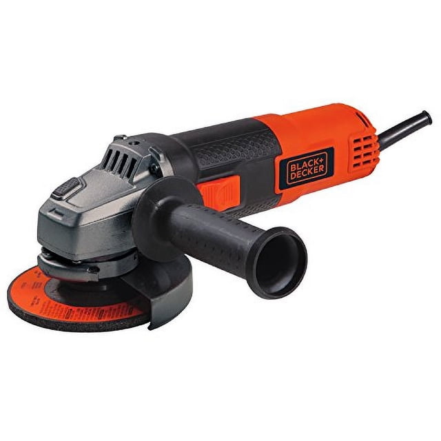 herramienta de amoladora angular black+decker 4-1/2 pulgadas 6 amperios bdeg400 vista 3/4 frontal; amoladora con carcasa naranja y negra, caja de engranajes metálica en la cabeza, mango lateral cilíndrico negro texturizado, guardapolvo y disco de molienda montado, cable de alimentación trasero, funcionamiento a 10,000 rpm, incluye rueda de molienda y llave de tuercas. Adecuada para cortar, afilar y eliminar óxido en proyectos de ferretería.