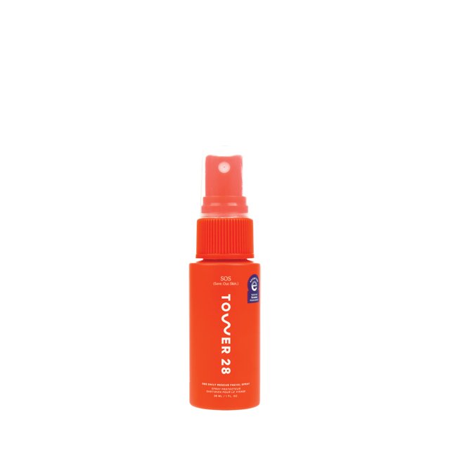 spray facial tower 28 sos daily rescue para piel sensible, 30 ml Frontal centrado de botella spray Tower 28 naranja de 30 ml con boquilla pulverizadora y collar estriado; etiqueta vertical con marca; tónico en formato viaje, apto para aplicar sobre rostro limpio para ayudar a reducir enrojecimiento y refrescar la piel después del maquillaje o el ejercicio, según indicaciones del producto.