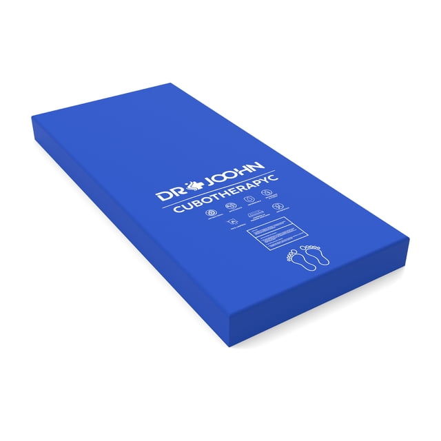 colchón cubotherapyc dr joohn ortopédico antillagas articulado grado medico 200x90x15 Colchón ortopédico azul marino con funda médica impermeable y logo DR JOOHN; vista 3/4 frontal que muestra la silueta rectangular de 200x90x15 cm y la impresión de iconos y pies en la superficie. Diseñado para distribuir el peso y ayudar a reducir la formación de escaras en camas articuladas; se entrega compactado al alto vacío y recupera su forma en aproximadamente 24 h; adecuado también como colchoneta de descanso temporal.