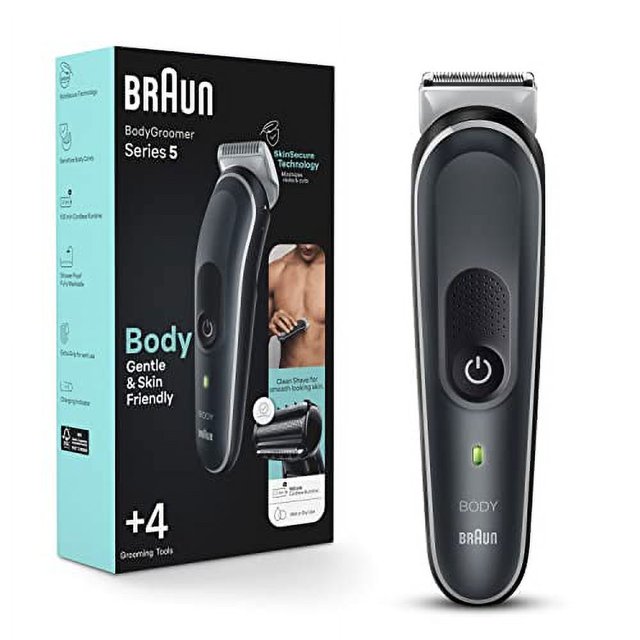 afeitadora corporal braun body groomer series 5 5360 negro, vista frontal centrada con cabeza metálica de afeitado, botón de encendido circular e indicador LED; empaque a la izquierda muestra la marca Braun, peines desmontables y foto de uso en torso; diseñada para recortar y afeitar distintas longitudes con peines deslizantes y cabezal Clean Shave; a menudo usada también para perfilar el vello corporal antes de aplicar productos de cuidado.