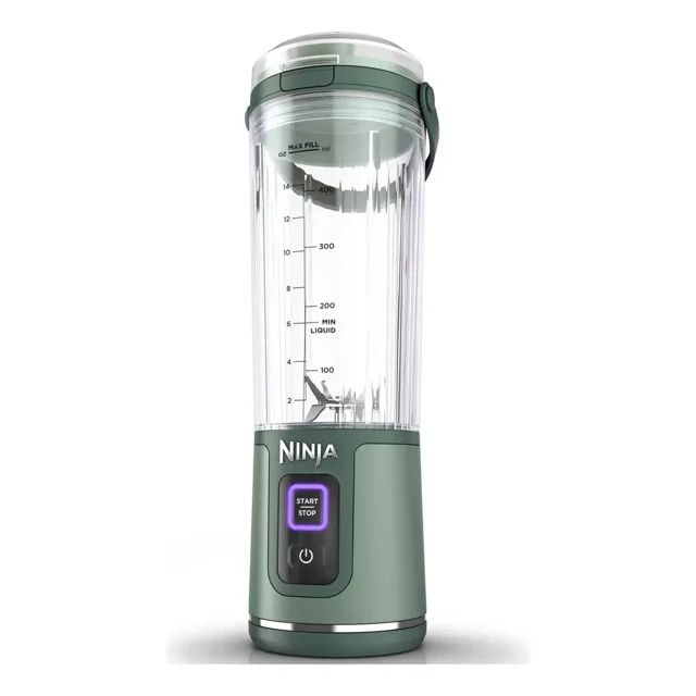licuadora ninja portatil verde suave 18oz cl155asgv (reacondicionado) Vista frontal de licuadora portátil inalámbrica verde suave con vaso Tritan transparente y marcas hasta 500 ml (18 oz), cuchillas BlastBlade de acero visibles, base cilíndrica con logo Ninja y botón táctil iluminado START/STOP; puerto USB-C para recarga y medidas compactas (27.2 cm alto) que la hacen adecuada para llevar en viajes cortos.