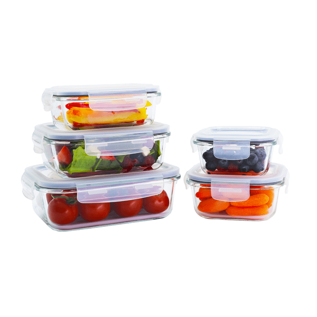 contenedores tóper de vidrio herméticos con tapa juego 5 recipientes 10 piezas STYRKA set de 5 pares (10 piezas) de refractarios transparentes con tapas herméticas; vista frontal apilada y separada, vidrio transparente muestra ensalada, tomates, arándanos y zanahorias; cierres laterales plásticos translúcidos y tapas con sellado, formas rectangulares y cuadradas apilables, aptos para microondas, refrigerador y lavavajillas según especificación; frecuentemente usados para preparación de comidas y porcionado.