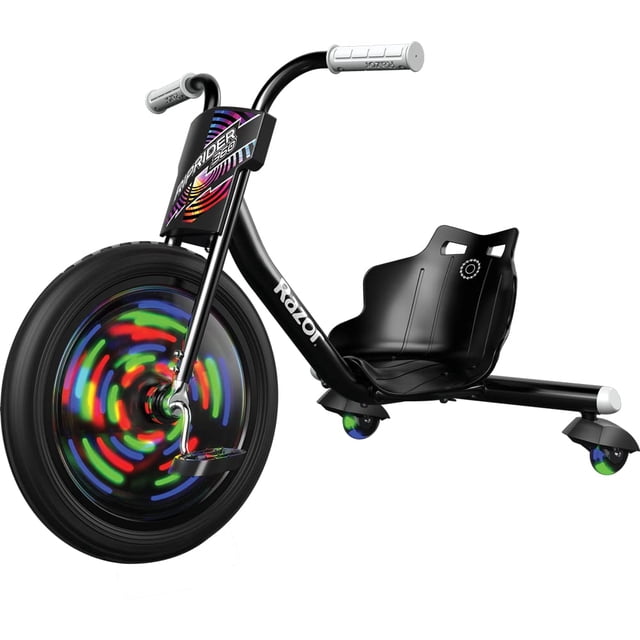 razor riprider 360 lightshow – trike with rear casters and with motion-activated multi-color lights, 3 wheeled drifting ride-on for kids ages 5 and up Triciclo Razor en vista 3/4 frontal con asiento negro moldeado y manillar estilo MX; rueda delantera grande muestra efecto de más de 60 LEDs multicolor activados por movimiento, ruedas traseras dobles inclinadas con casters iluminados para giros y derrapes 360°. Construcción de acero soldado y empuñaduras de goma suave.