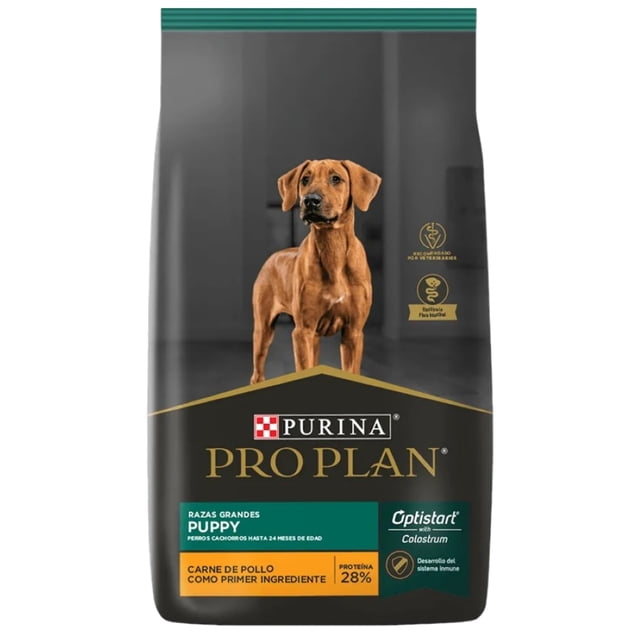 alimento para perro proplan cachorro razas grandes 13 kg bolsa frontal centrada con cachorro de raza grande en tres cuartos; fondo gris oscuro, franja dorada inferior y etiqueta verde que muestra 'Razas Grandes Puppy' y 'Optistart Colostrum', texto de marca Purina Pro Plan visible; resalta desarrollo e inmunidad según especificaciones.