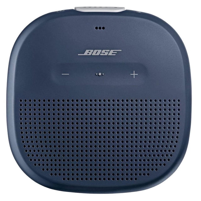 bocina portatil bose bluetooth soundlink micro azul - s017 bose 783342-0500 Bocina SoundLink Micro azul, vista cenital frontal de carcasa compacta con esquinas redondeadas, rejilla perforada en la mitad inferior, logotipo BOSE y botones táctiles de volumen (+/−) visibles; puerto micro‑USB según especificaciones. Compacta, resistente e impermeable, adecuada para uso portátil y actividades al aire libre; a menudo usada para transportar monitores in-ear en viajes.