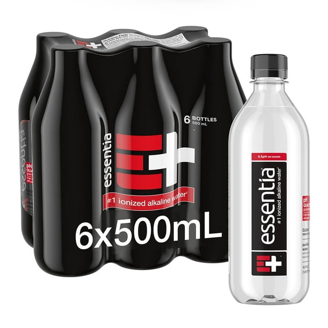 agua alcalina essentia 6 pack de 500 ml c/u pH 9.5 o superior, electrolitos y proceso de ionización de 3 etapas — paquete de seis botellas envueltas en film negro con logo Essentia en blanco y rojo y texto 6x500 mL junto a una botella individual transparente con etiqueta negra, distintivo rojo pH 9.5 y tapa negra, vista frontal sobre fondo blanco; a menudo usada para llevar al gimnasio.