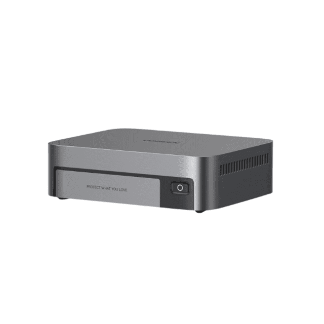 ugreen nasync dxp480t plus nas todo flash i5 8gb thunderbolt 4 NAS compacto de aluminio gris, vista frontal 3/4 con bandeja frontal extraíble, botón de encendido y rejillas laterales; soporte para hasta 4 M.2 NVMe, 10GbE, Thunderbolt 4 y salida HDMI 8K, indicado para creativos y oficinas pequeñas.