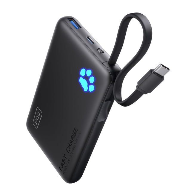 cargador portátil iniu power bank de 10000 mah usb-c 20w pd, cuerpo negro y delgado, vista 3/4 con cable USB-C integrado plegado. Banco de energía rectangular de acabado mate con puerto USB-A visible, puerto USB-C lateral, botón de encendido y el indicador luminoso iNiu Paw iluminado en azul; texto lateral "FAST CHARGE". Diseñado para carga rápida PD 20W y fácil transporte; también suele usarse para cargar accesorios durante viajes.