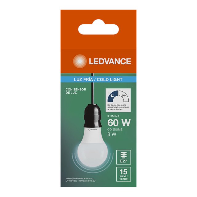 foco led sensor de luz 8w lf LEDVANCE en empaque vertical; lámpara tipo bulbo blanca con casquillo E27 y portalámparas negro colgante, indica luz fría 6500 K y eficiencia 100 lm/W, consumo 8 W equivalente 60 W, pictograma de fotocelda que enciende o apaga según oscuridad, vida útil 15 000 horas y garantía 3 años; también usada frecuentemente como luminario de seguridad interior.