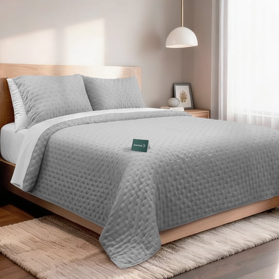 Dreamlab Edredón Matrimonial Ligero y Juego de Sábanas con Fundas de Almohada Decorativas (7 pzas). Set de Colcha Ligera y Sábanas para Cualquier Temporada. Hipoalergénico. Trébol, Gris Claro / Blanco