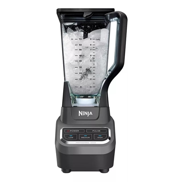 licuadora profesional ninja co650b 72 oz negro — Vista frontal centrada de la licuadora con jarra de 72 oz (2.1 L) llena de hielo, base negra con panel de control de 3 velocidades y botón pulsar (low/medium/high), logo Ninja en la base, tapa con dosificador y jarra graduada en onzas y tazas; también adecuada para preparar smoothies y cocteles caseros.