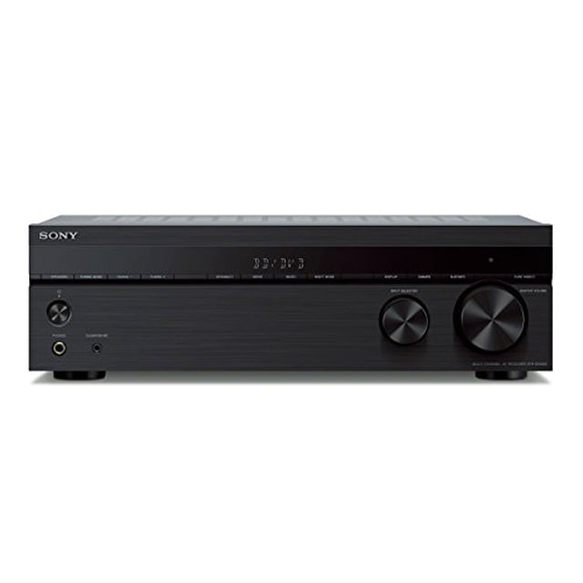 sony strdh590 5.2 channel 4k h receptor AV negro, vista frontal centrada con carcasa rectangular de metal cepillado, pantalla LED con indicadores y botones, perilla de selección y perilla de volumen grandes a la derecha, entrada de audífonos y perilla de tono a la izquierda, logo Sony en la esquina superior izquierda; apto también para controlar sistemas de audio compactos en espacios pequeños.