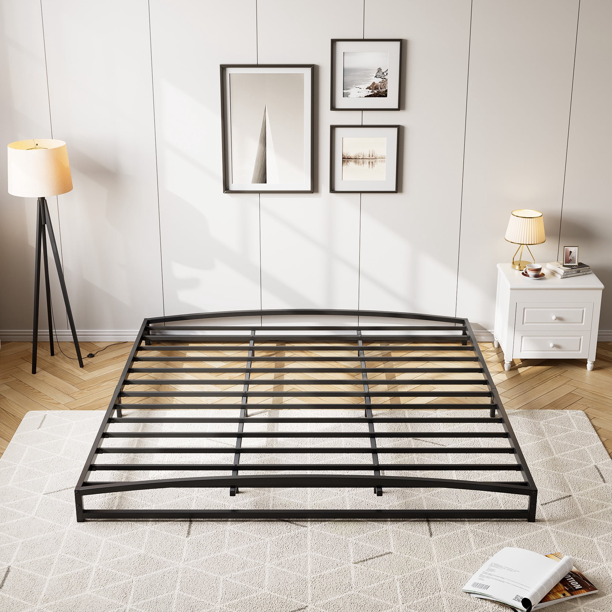 Base de cama King con estructura metálica de alta resistencia y diseño de perfil bajo, equipada con soporte de lamas de acero y amplio espacio de almacenamiento inferior, color negro