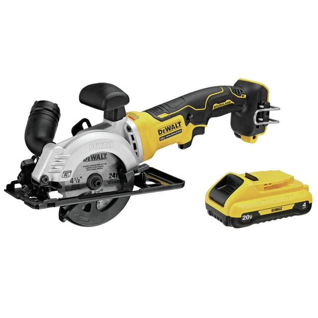 sierra circular dewalt dcs571b atomic 20v max con batería de 4ah, vista lateral frontal centrada de la herramienta compacto amarillo/negro con hoja de 4-1/2 pulg. instalada, guardas metálicas y puerto de polvo integrados; mango alargado con empuñadura y almacenamiento para llave de hoja visible; batería DCB240 20V MAX 4 Ah amarilla a la derecha. Diseñada para cortes a 90° y bisel a 45°; adecuada para cortar contrachapado y OSB.