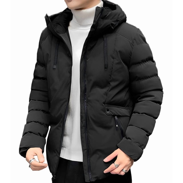 chamarra de invierno shendy vendy para hombre elegante capucha negra; vista frontal 3/4 del torso con capucha y cierre central, mangas acolchadas y cuello alto con cordón, bolsillos externos con cremalleras impermeables y varios bolsillos internos; tejido 100% poliéster, ligera y apta para senderismo y viajes, también usada frecuentemente para actividades al aire libre casuales.