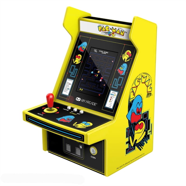 mini consola pac-man my arcade amarillo consola tipo arcade portátil con licencia oficial; vista 3/4 frontal de la pantalla vertical a todo color de 2,75" mostrando el tablero del juego, joystick rojo y botones blancos en el panel, ilustraciones inspiradas en la máquina original en laterales y cabecera, puerto de auriculares 3.5 mm y panel inferior visible; color amarillo, ideal para el mundo gamer y a menudo usada como pieza de vitrina o escritorio.