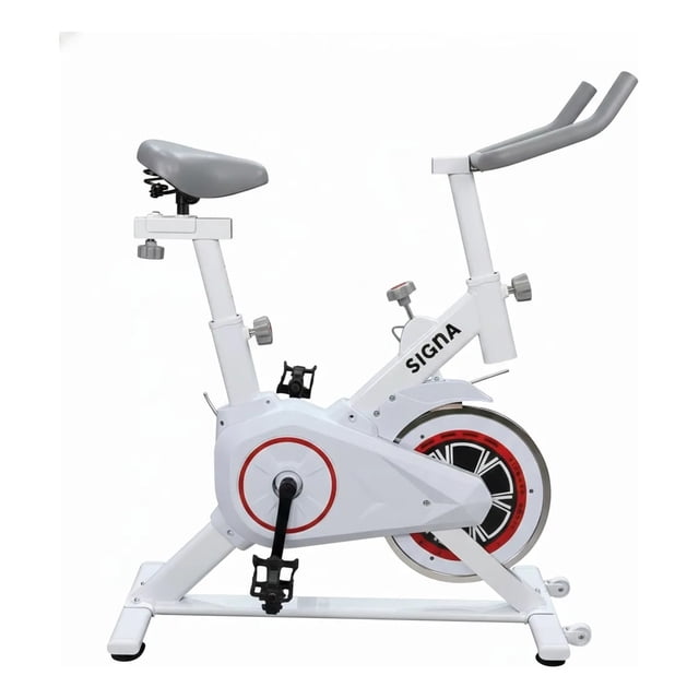 bicicleta spinning fija estática ajustable ejercicio cardio vista lateral frontal centrada. Bicicleta blanca con cuadro metálico tipo X, detalles rojos y negros, sillín y manubrio con ajuste de altura, perilla de resistencia visible y monitor digital que muestra tiempo, velocidad, distancia y calorías; porta celular y pedales con correas. También suele usarse para sesiones cortas de HIIT en espacios reducidos.