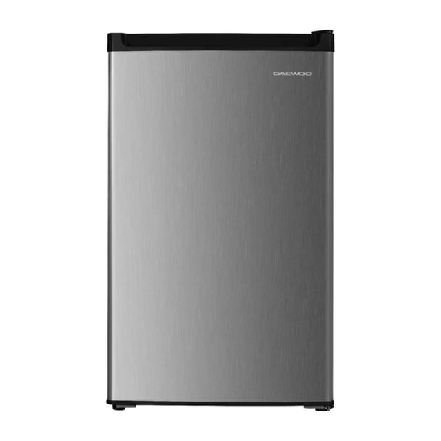 frigobar daewoo 4.3 pies cúbicos gris drf-0420hs refrigerador compacto frontal con puerta gris metálico cepillado, manija oculta en borde superior, logotipo Daewoo en esquina superior derecha, congelador superior visible y zócalo negro en la base; ideal para habitaciones o oficinas.