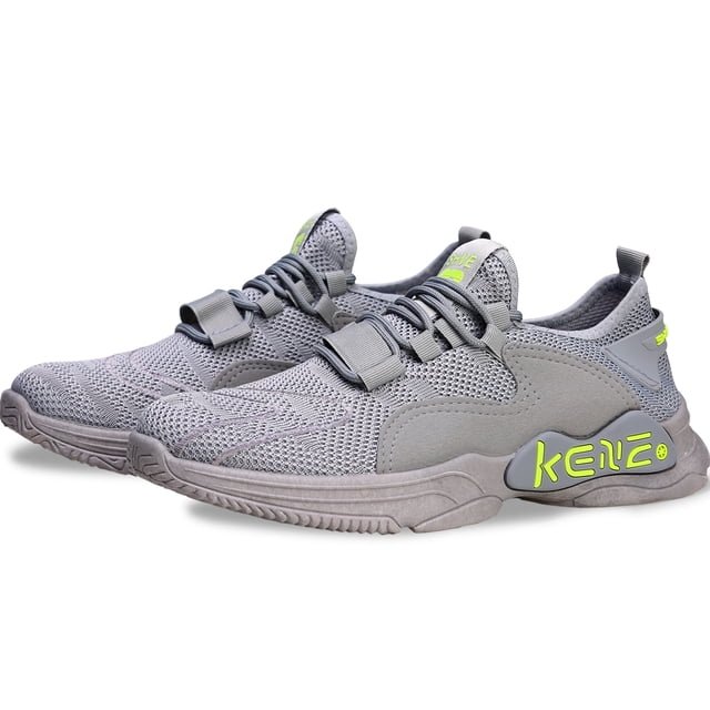 tenis hombre, zapatos hombre deportivos, zapatos de malla transpirable para hombre, zapatillas de deporte casuales de moda para entrenamiento caminar correr gimnasio con suela antiderrapante Gris Shendy Vendy — vista frontal en 3/4 de par de zapatillas grises con malla transpirable, cordones y tira de velcro, entresuela acolchada y suela antideslizante con acentos amarillo-neón; diseño ligero ideal para entrenamiento y uso diario, también suele emplearse para viajes por su comodidad.