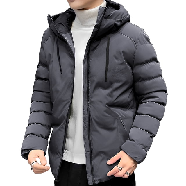 chamarra chaqueta para hombre shendy vendy de invierno con capucha gris, vista frontal 3/4 de chaqueta acolchada con capucha y cuello alto, cierre central con cremallera, bolsillos laterales con cremallera impermeable y bolsillos internos, tejido 100% poliéster ligero y de secado rápido, ideal para senderismo y viajes en otoño e invierno.