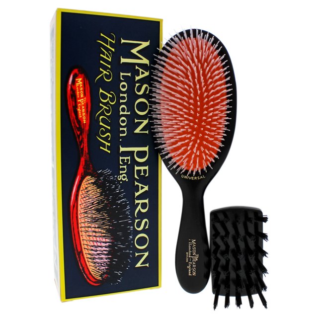 cepillo de pelo y cepillo de limpieza mason pearson nu2 rubí oscuro 2 pc Set Mason Pearson con cepillo ovalado de mango negro y almohadilla rubí oscuro con densas cerdas mixtas para distribuir sebo desde raíces a puntas, y cepillo limpiador compacto negro de cerdas rígidas, colocado junto a la caja de la marca; adecuado también para peinar extensiones o pelucas.