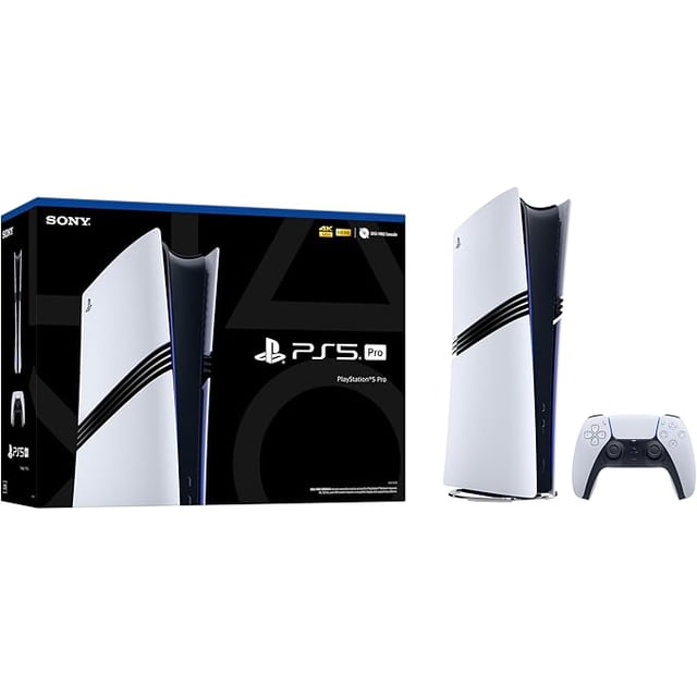 playstation 5 pro console Vista frontal y caja: consola PlayStation 5 Pro blanca en vertical con control DualSense blanco a la derecha y empaque negro a la izquierda; diseño curvo y franjas negras visibles, LED azul tenue. Compatible con televisor 4K y rendimiento optimizado para altas tasas de fotogramas; también a menudo usada como estación de streaming de juegos.