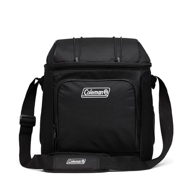 hielera personal coleman 30 latas mochila negro, vista frontal centrada de mochila-hielera negra con logo Coleman en el bolsillo frontal; silueta cuadrada con cierre superior, correa acolchada ajustable y asas laterales acolchadas; tejido textil negro de fibras de poliéster recicladas, bolsillos frontales e interiores de malla con cremallera, revestimiento plástico duro antimicrobiano removible y costuras soldadas; dimensiones 31 x 25 x 33 cm, capacidad 30 latas, aislamiento TempLock; también suele usarse como mochila para transportar bebidas y lunch en excursiones cortas.
