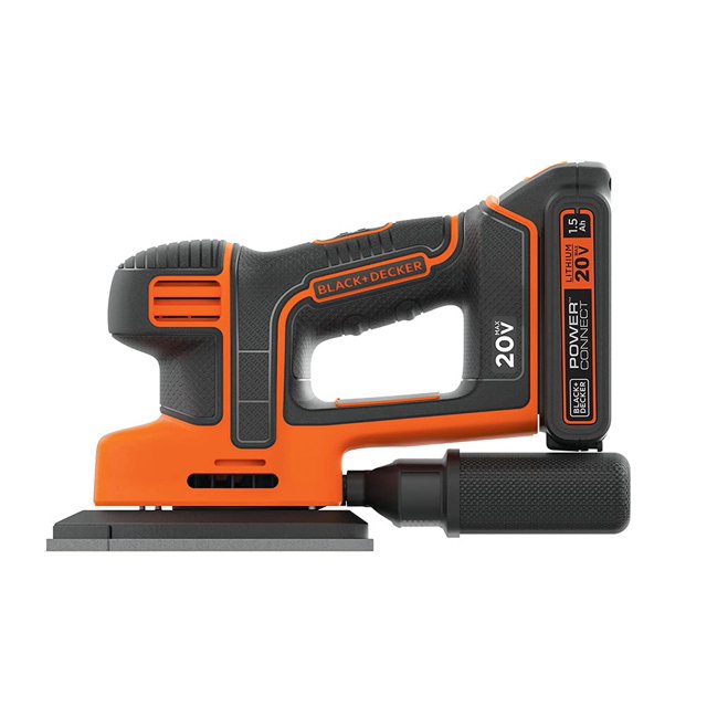 lijadora de láminas BLACK+DECKER BDCMS20C 20 V MAX con batería y cargador, vista lateral de la pulidora mouse negro y naranja con empuñadura ergonómica y agarre texturizado, placa rectangular con sistema gancho y bucle, colector de polvo lateral y batería de 20 V montada atrás; apta para repasar molduras y áreas pequeñas.