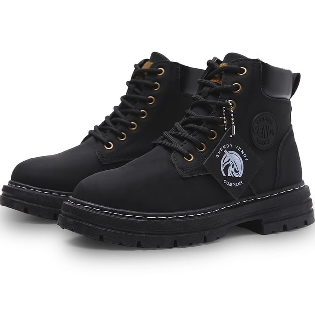 botas para hombre shendy vendy estilo urbano plataforma antideslizante helsinki, par negro 3/4 frontal con cordones y ojales dorados, suela de plataforma con dibujo de tracción y pespunte visible, logo Shendy Vendy en costado y etiqueta colgante, fondo blanco; ideales para caminar en ciudad y uso diario, también suelen usarse para viajes cortos.