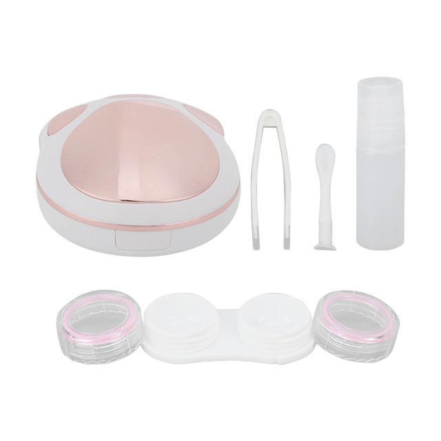 estuche de viaje para lentes de contacto: estuche redondo blanco con tapa rosada metálica y espejo, bandeja doble para lentes con tapas transparentes y anillos rosados, botella dosificadora translúcida, pinzas y aplicador, vista frontal sobre fondo blanco; kit portátil apto para uso individual en viajes.