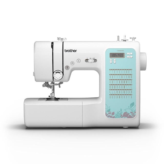 máquina de coser digitalizada brother p&h cs6000xl 60 puntadas blanca, vista frontal centrada con brazo libre; panel derecho con pantalla LCD, botones electrónicos y panel ilustrado de 60 puntadas; rueda de selección, control de ancho y largo de puntada, enhebrador y devanador automático visibles; mesa de extensión en primer plano. Adecuada para confección, decoración y manualidades; a menudo usada también para acolchado ligero.