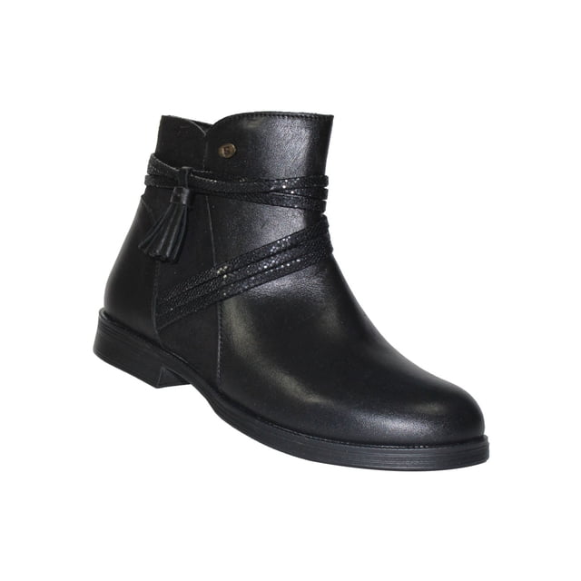 botas botines coqueta niña jovencita dama negro piel 92302a leon 92302ap Botín negro 3/4 frontal con puntera redondeada y tacón bajo, acabado liso tipo piel, tiras decorativas cruzadas con brillo y borla lateral, suela plana sintética sobre fondo blanco; también suele usarse para acompañar uniformes escolares o conjuntos casuales.