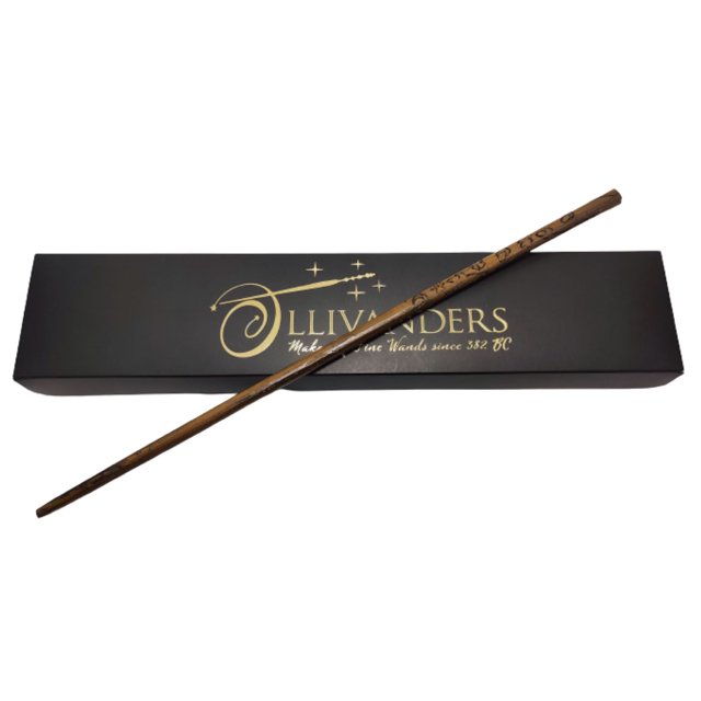 varita magica para magos harry potter de resina con nucleo metálico sólido de metal con caja ollivanders dumbledore hermione sauco cosplay disfraz accesorio modelo a escoger — Varita de resina color café de 30 a 37 cm según modelo, con núcleo metálico interno y tallado decorativo, colocada en diagonal sobre caja Ollivanders negra con logotipo y detalles dorados (38x8x3 cm). Ideal para coleccionistas y para complementar disfraces; apta también como accesorio de exhibición en vitrinas.
