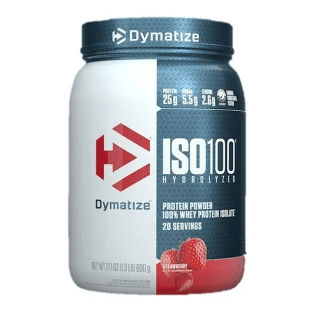 dymatize iso 100 1.3 lbs fresa Envase cilíndrico frontal de proteína en polvo ISO100 con logo Dymatize, etiqueta azul marino y blanca; datos visibles: 25 g proteína, 5.5 g BCAA, 2.6 g leucina; ilustración de fresas en la base. Vista centrada sobre fondo claro; suele usarse para apoyar la recuperación muscular tras el entrenamiento.