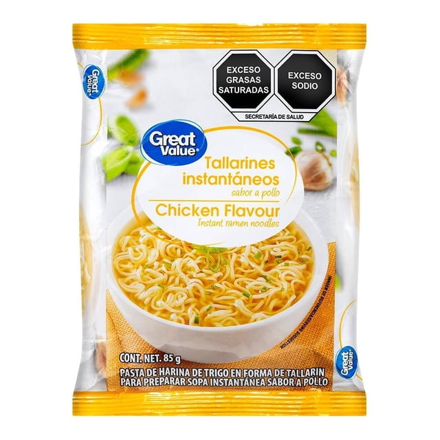 sopa instantánea great value sabor a pollo 85 gr — Bolsa frontal de tallarines instantáneos sabor a pollo, vista centrada del empaque blanco y amarillo que muestra un tazón con fideos, cebollín y ajo; marca Great Value y sellos de advertencia de exceso de grasa y sodio visibles; opción rápida para la despensa y adecuada para llevar en viajes cortos.