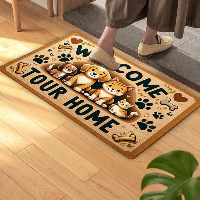 tapete floral para entrada, diseño Usa Villages, grueso y repelente a la suciedad: tapete multicolor 40x60cm con ilustración de perros y gato y texto 'WELCOME TO OUR HOME', vista 3/4 desde arriba frente a una puerta; superficie de poliéster con huellas y huesos, borde marrón y base antideslizante texturizada que atrapa suciedad, ideal para la entrada de la cocina; también suele usarse como felpudo de paso.