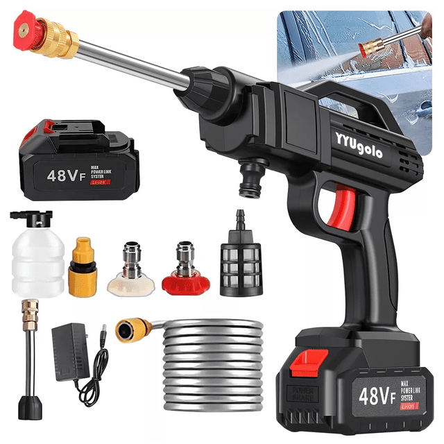 hidrolavadora/pistola inalámbrica lavado coche 48v portatil negro — hidrolavadora portátil negra en vista 3/4 con gatillo rojo, batería 48V extraíble en la base y marca YYUgolo; incluye lanza metálica, manguera enrollada, filtro de succión, tanque de espuma, varias boquillas y cargador. Diseñada para limpieza de autos, motos y muebles de patio, ofrece hasta 30 bares de presión y conexiones rápidas 1/4; también apta para enjuagar bicicletas y escaleras.