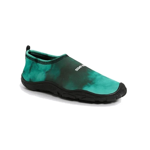 zapatos acuaticos aquashoes calzado acuatico tenis playa agua dama caballero niños niñas svago tiedye Menta — vista frontal-lateral de un aquashoe menta con efecto tie-dye, corte elástico de secado rápido, suela antideslizante negra con dibujo de tracción y logo Svago en blanco en el empeine; también se usa como calzado para piscina y playa.